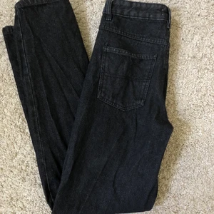 Jeans  - Säljer dessa superfina byxor. Använda fåtal gånger och i väldigt fint skick. Säljer eftersom de har blivit för små för mig. Står att det är en size 8 så är lite osäker på storleken, men skulle tro att de är storlek 36. Frakt tillkommer 😊