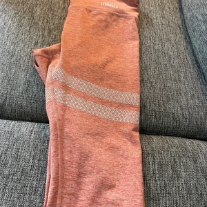 Stronger träningsbyxor  - Säljer ett par fina träningsbyxor frön Stronger, storlek small