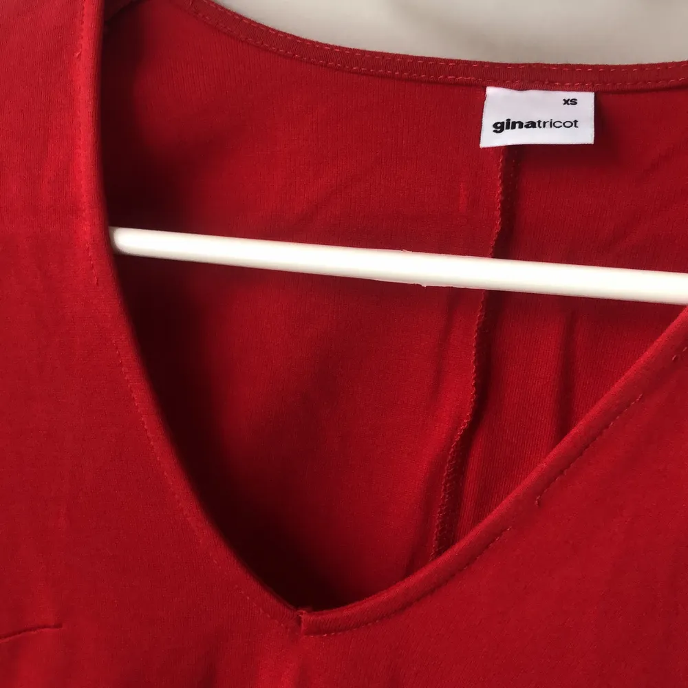 Säljer nu denna fina figurnära röda klänningen i storlek xs som är ifrån Ginatricot. . Klänningar.