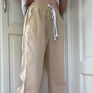Beiga linnebyxor (Roxy kopia) - Ett par helt perfekta och fina linnebyxor till sommaren som jag säljer på grund av att de var aningens för långa för mig och gör att jag inte använt de! De är helt oanvända och bara påtagna för att ta bilden! De är roxykopior och är jättesköna och inte jättegenomskinliga! Jag är 162,5 för er som vill veta!❤️❤️✨✨Köpare betalar frakt! Kontakta mig vid intresse!