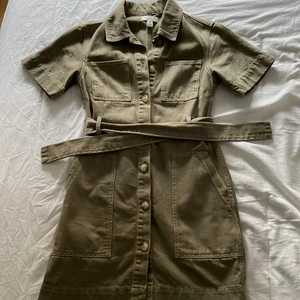 Jeansklänning - Skit snygg militärgrön jeans kläning ifrån top shop. Den har tyvärr blivit lite för liten för mig. Köpte den 2019.  Köparen står för frakten💕  Nypris: 599kr Säljer för: 150-200kr