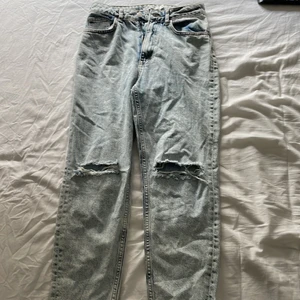Nakd jeans - Jättefina blåa jeans från Nakd. Dem har två hål på knäna. Säljer dem för dem har blivit lite för korta för mig som är 170 cm lång.  Köparen står för frakten💕  Nypris: 349kr Säljer för: 90kr