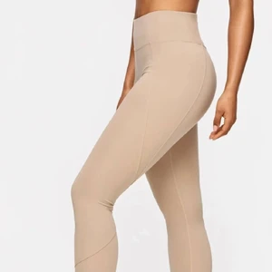Stronger tights beige🧡 - Använda en gång. För små för mig. Inga defekter. Inprincip nya. Otroligt fina till en lite brunare tan, lyfter fram varandra så bra 🧡