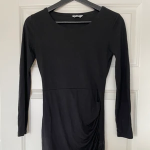 Klänning med detalj - Snygg festklänning 