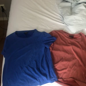 Tshirts  - Två helt oanvända t-shirts från monki, jätteskönt material. Kommer inte till användning. Hör av er vid intresse eller frågor! 30kr/st