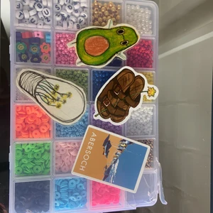 Pärl box❤️ - Det är en box med massa pärlor❤️ den är lite sönder i kanten❤️