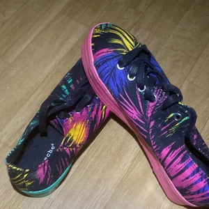 Färgglada skor - Använda en gång. Storlek 39. Har själv målat sulor men går att ta bort med en trasa och lite vatten eller rengörningsmedel