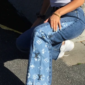 CUSTOMIZED BYXA 😍😍 - Jag har ett litet projekt där jag målar olika motiv på plagg. Så hojta med idéer om ni har kläder som behöver väckas till liv!(obs. detta ska va plagg från er) avlämning till min adress är 250 annars posta är 400. För mer info kontakta mig 🤗🤗💚