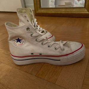 Skor  - Convers med hög sula 