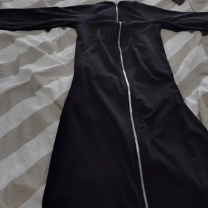 Klänning - Svart klänning med dragkedja storlek 34/36