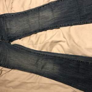 Hej! Säljer dessa par jeans för 200kr + frakt  då dem är alldeles för stora på mig som är 158cm. Har klippt dem och nu är har den 71cm som innerbenslängd! Och den har ca 72 cm i midjan. 