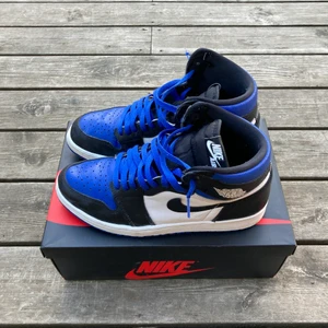 Jordan 1 Royal Toe  - Säljer mina Jordan 1 Royal tor i storlek 42 de blåa snörena på bilden är tyvärr ett hål för korta eftersom jag hade sönder de förra, men de är samma färg som de gamla  Kan mötas upp i uppsala eller fraktas på köparens bekostnad
