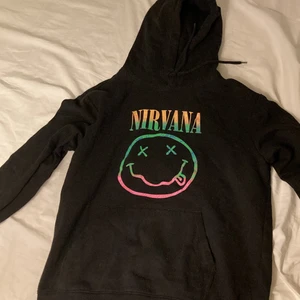 Nirvana luvtröja - Varm och mjuk. Ändå rätt tunn. Sitter bra och är perfekt för sena kvällar. 