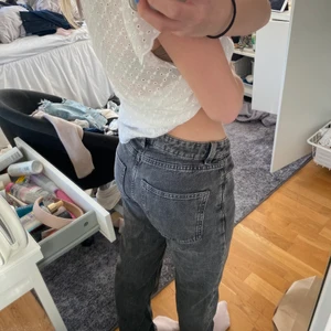 Gråa jeans  - Säljer dessa fina och sköna gråa jeans från lindex!! Jättebra skick då dom knappt är använda. 