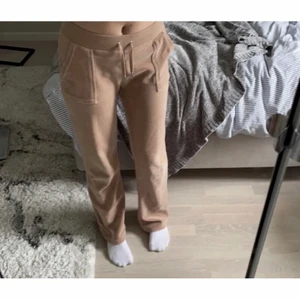 M - Jag säljer mina beiga juicy byxor i storlek M säljer dom på grund av att jag inte tycker om färgen.. jag har storlek S på juicy byxor och dom här passar mig ändå som ni kan se i bilderna❤️ köpte för 1000kr och har knappt använt den. 