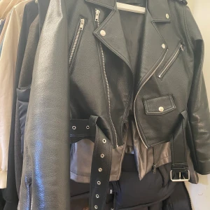 Skinnjacka - Jättesnygg skinnjacka från bikbok! Sparsamt använd och ser ut som ny! Säljer endast för att jag behöver rensa ut min garderob:)  Pris kan diskuteras✨