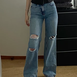 Slitna Jeans  - Säljer dessa ljusblåa slitna jeans från Bik Bok i storlek 36. Fick de i present och sedan dess har jag använt de 1 gång, de är helt nya! Säljer de för att jag för det första inte får någon användning av de men även för att jag föredrar längre jeans. 