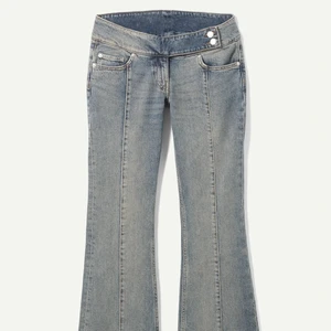 WEEKDYAY MILLENIAL JEANS  - Säljer dessa i storlek 25 då jag knappt får användning för dem. Endast använda ett fåtal gånger så de är i topp skick! Köparen står för frakt 