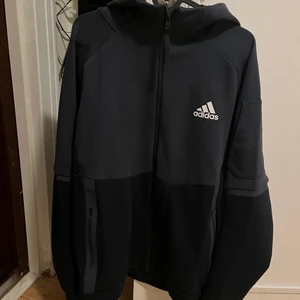 Adidas  - Oanvänd (lapp sitter kvar)