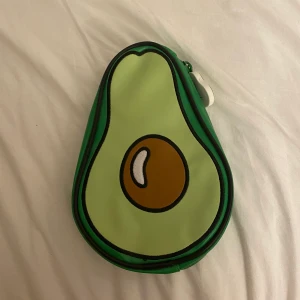 Avokadopennskrin - Ett relativt oanvänt pennskrin i fint skick iform av en avokado. Jag tror även att den skulle vara supercool att använda som en liten väska! Pris kan diskuteras💚 Kan mötas upp i Stockholm med omnejd.
