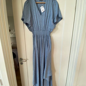 Klänning Coster copenhagen  - Klänning från Coster copenhagen, köpt på Elvilito i Ängelholm men blev ett felköp. Storlek 34 men passar en i storlek 36 för den är stor i storleken. Nypris 1699 kr. 