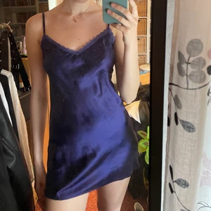 Slipdress  - Otroligt fin slipdress i en mörklila/blå färg. Säljer bara eftersom den är alldeles för kort på mig som är 173 cm. Storlek M men passar mig som har S bra (förutom längden då)