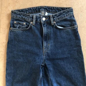 Weekday jeans voyage+ split 26/30 - Weekday jeans med split på sidan ca 7 cm. Använda få gånger och är så gott som nya. 