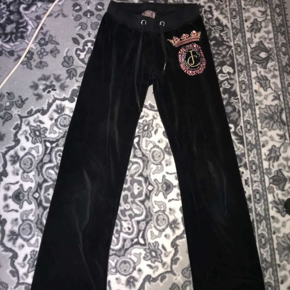 Juicy Couture Byxor från 2000s talet. Storlek S och passar på mig som är 1,65. Passar säkert även någon under 1,65. Men troligen inte över 1,68. Säljer dessa byxor pga att den börjar bli för små i längden då jag har väldigt långa ben😅. Jeans & Byxor.