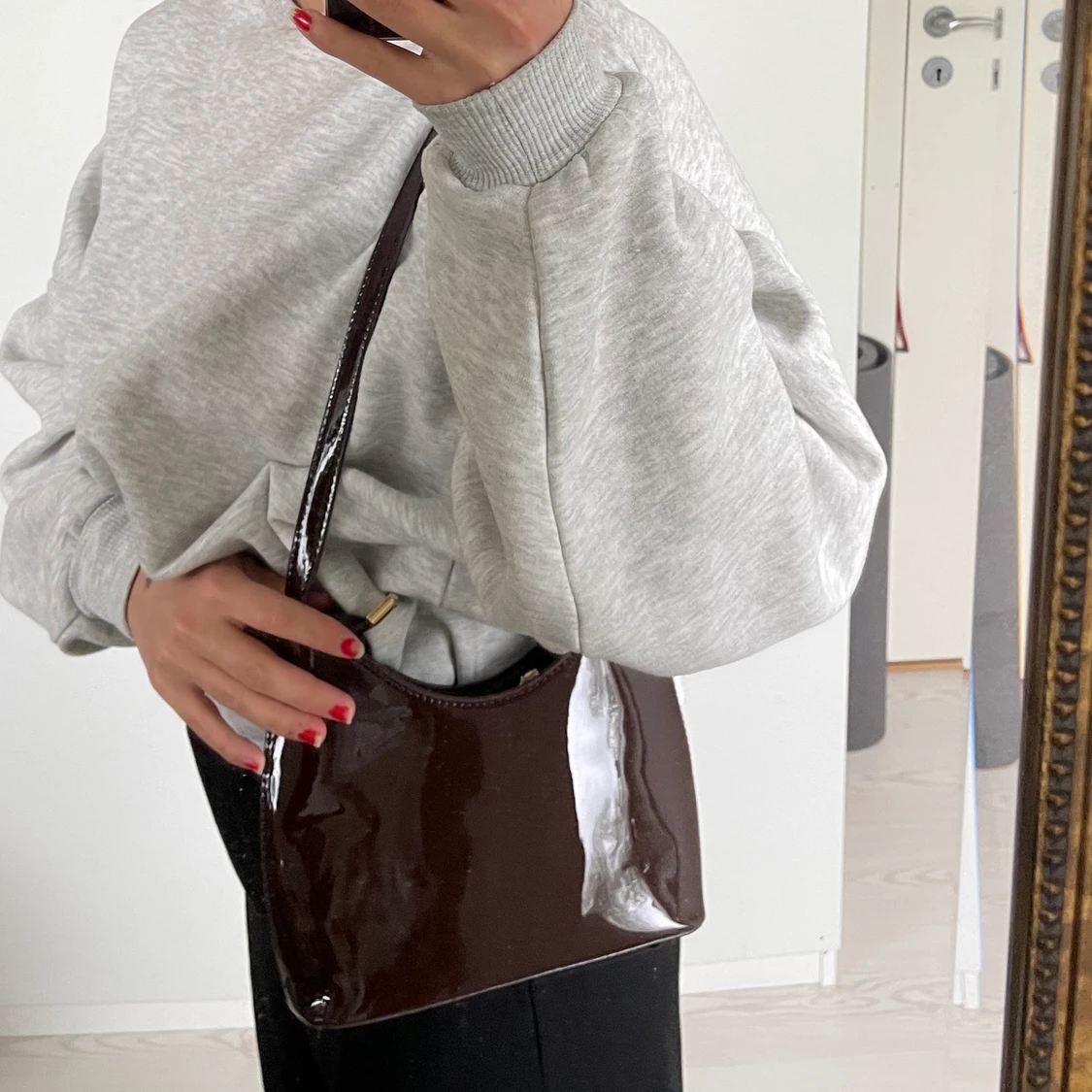 Brun lackad väska - 90