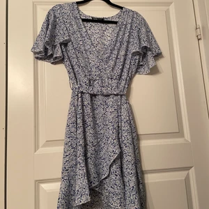 Blommig sommar klänning - Köpt från shein förra sommaren. Är 173cm och tycker den är något kort, därför har den aldrig kommit till användning💙🤍