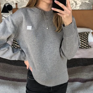 Acne studios face tröja  - Superfin sweatshirt från acne studios face collection. Nypris är över 2000kr. Använd fåtal gånger