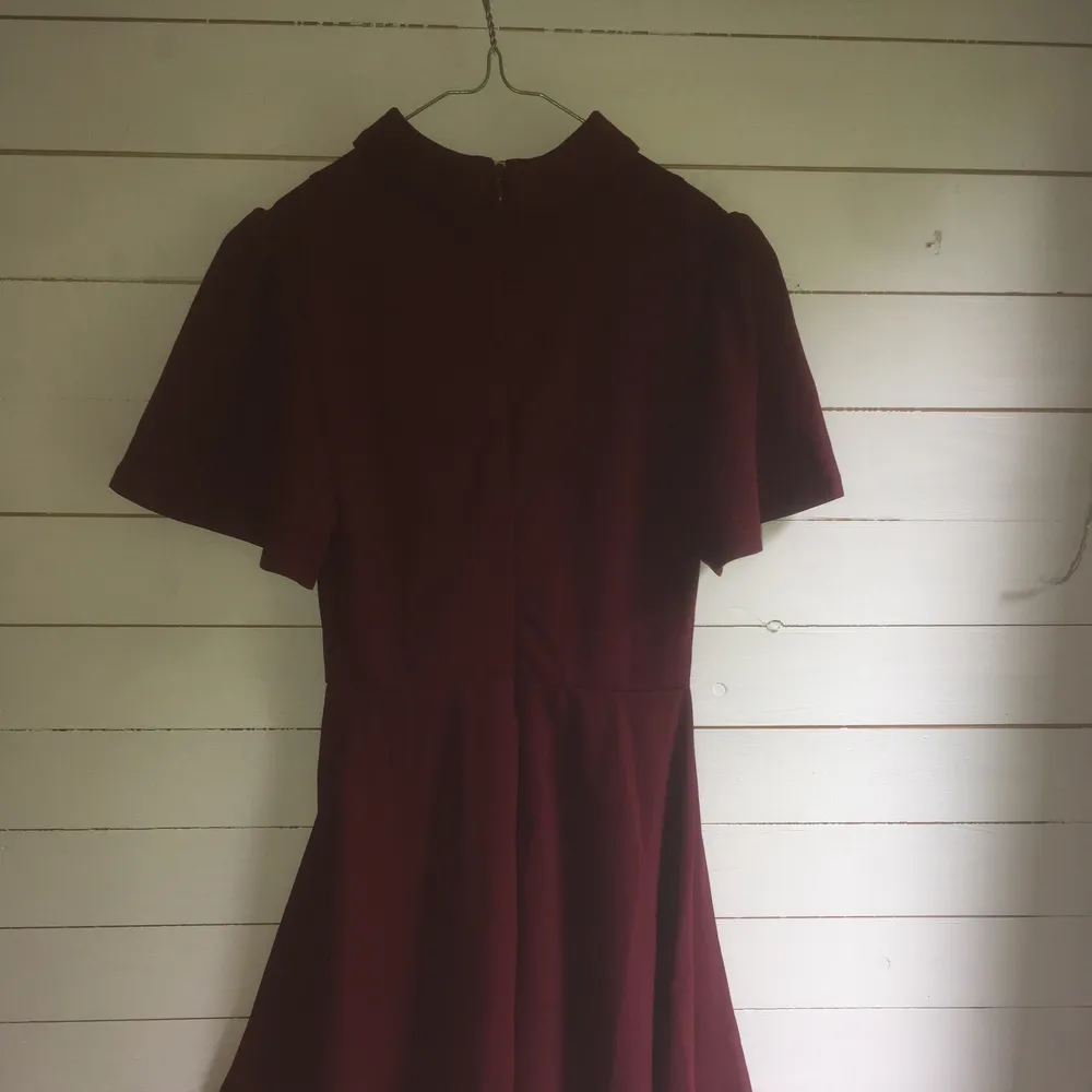 I’m selling my beautiful dark red dress (from Shein, size 34). It’s a nice retro look which makes a great figure because of the waist seam. High neck with a nice plain ribbon, it’s in a very good condition and was only worn once for a photoshoot. Klänningar.