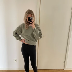 Gina Tricot Collegetröja strl S - En superskön collegetröja! Perfekt att ha över träningstopp💚