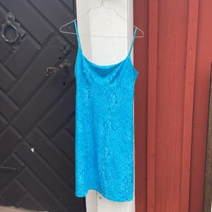 Blå ormmönstrad klänning  - En super fin ormmönstrad klänning från Capucine Puerari. 