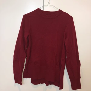 Stickad tröja - Mörkröd stickad tröja från Gina.