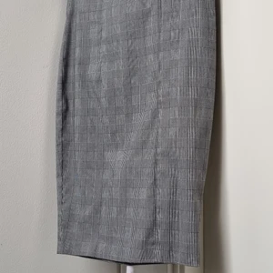 Amisu pencil skirt size 40 - The skirt has been barely used, it's a tight fit and looks very sexy on the body. Very stretchy material and is very comfortable. Great for work, it's just above the knees length. 