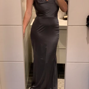 Balklänning - Perfekt grå/lila balklänning från Asos i strlk 38. Formar kroppen fint. Använd en gång. En liten bristning i sömmen på ena axelbandet, men det syns ej (se bild 3) 