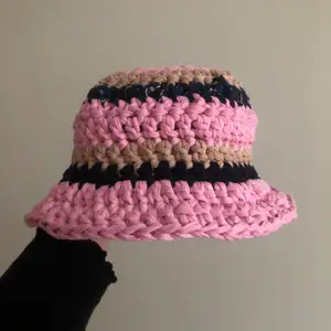 Virkad bucket hat i stl M/L gjord i tjockt trikågarn. 🌸