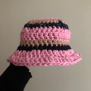 Virkad bucket hat  - Virkad bucket hat i stl M/L gjord i tjockt trikågarn. 🌸