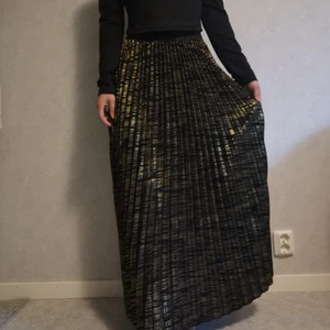 Kjol - Guldig svart kjol från shein✨säljes pga att den sitter för löst på mig, står S men mer som S/M, väldigt stretchig ✨ kan skickas för 57kr, oanvänd! 