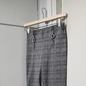 Grå mönstrad Lindex yllebyxor XS - Lite kortare byxor som passar bra på kroppen, är bra för kallt väder och på jobbet. Helt enkla och stretchiga byxor med hounds tooth mönster.