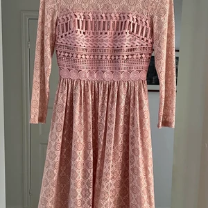 Helt ny spetsklänning i gammelrosa - Helt ljuvlig spetsklänning i ljusrosa. Perfekt till bröllop/fest! Oanvänd med lappen på. Säljer pga den är för liten! 
