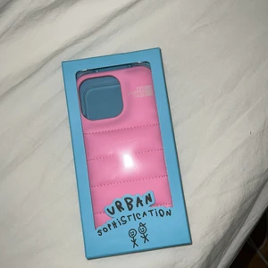 Urban sophistication mobilskal - Helt oanvänd säljer pga att hag köpte fel! Rosa mobilskal i puffe case modell är till iphone 13 pro