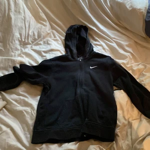 Nike zip hoodie - Tröjan är i bra skick, vill få den såld för den är alldeles för liten, de är storlek xl på barn avdelning så den borde passa folk som är mellan 158-170 cm lång 