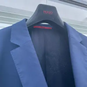 Mörk blå Hugo Boss kostym, köpt år 2019 till student och bal. Endast använd två gånger. Kostymen är kemtvättad. Storlek US 40R. Ordinarie pris och pris vid inköp 6800kr.