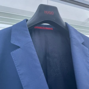 Hugo boss kostym - Mörk blå Hugo Boss kostym, köpt år 2019 till student och bal. Endast använd två gånger. Kostymen är kemtvättad. Storlek US 40R. Ordinarie pris och pris vid inköp 6800kr.