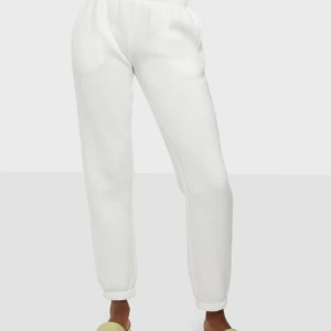 Vita mjukis byxor  - Säljer på grund av att har redan flera par vita mjukisar, jätte fina och sköna. De är ifrån boohoo och är i stlk 36 skulle säga att de passar 34 och en 36,jag kan frakta men köparen står för frakten😊