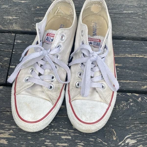 Vita converse - Vita converse i storlek 38. Hyfsat använda och lite sådär smutsvita. Köparen står för frakt. 