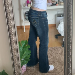 lågmidjade bootcut - Jättebra skick, inga tecken på användning! skriv för fler bilder så fixar jag  midjemått:80cm innerben:75 jag är 165💘💘
