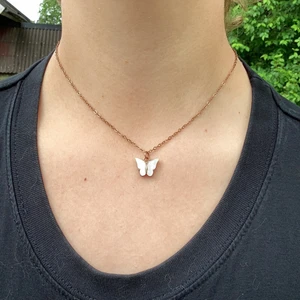 Halsband fjäril - Fint halsband med en fjäril. 